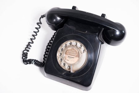 Foto de Kent, uk 01.01.2023 Un dial retro 746 teléfono antiguo de estilo vintage teléfono goo 1970 con la etiqueta swing icónica llamadas telefónicas súper anticuadas. - Imagen libre de derechos