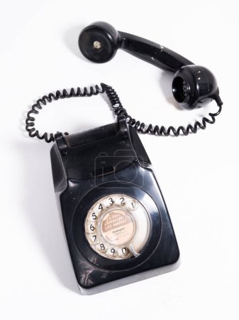 Foto de Kent, uk 01.01.2023 Un dial retro 746 teléfono antiguo de estilo vintage teléfono goo 1970 con la etiqueta swing icónica llamadas telefónicas súper anticuadas. - Imagen libre de derechos