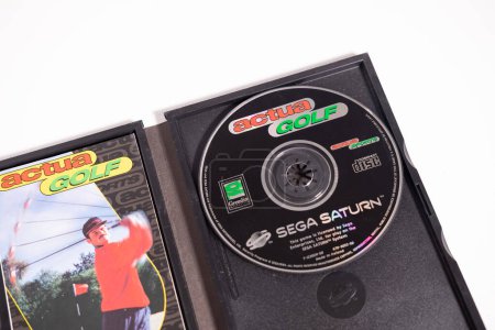 Téléchargez les photos : Kent, Angleterre, 01.01.2023 Une Sega Saturn actua originale simulateur de golf vidéo rétro vintage disque de jeu et boîtier. Jeu original de console d'arcade Sega. Jeux vidéo vintage rares. - en image libre de droit