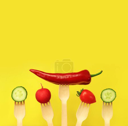 Téléchargez les photos : Poivre, tomate, concombre et radis sur fourchettes jetables en bois, gros plan, fond jaune. Concept de saine alimentation. Légumes frais dans l'alimentation. Légumes sur un fond lumineux. Espace pour le texte - en image libre de droit