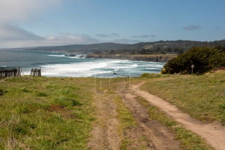 Un chemin vers la plage dans Sea Ranch, une communauté non incorporée dans le nord de la Californie, États-Unis, sur un espace de copie de jour presque sans nuages