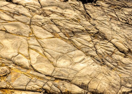 Téléchargez les photos : Lits de grès dans les roches de Salt Point State Park près de Pacific Grove, Californie, États-Unis, près de l'arrière-plan géologique océanique ou de l'espace de copie de toile de fond - en image libre de droit