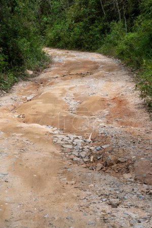 Foto de Un camino de tierra en Itaipava, Petrópolis, Brasil, mostrando signos de erosión - Imagen libre de derechos