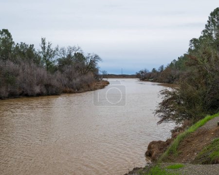 Téléchargez les photos : Putah Creek par une journée nuageuse avec copie spac - en image libre de droit