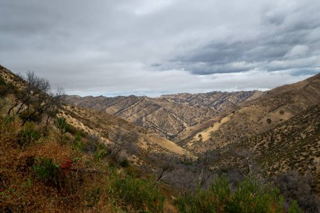Blick vom Blue Ridge Trail am Stebbins Cold Canyon in Kalifornien mit sanften Hügeln und Gipfeln 