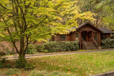 Ashland, Oregon, USA. 15. Oktober 2023. Ashland Park and Recreation Department im Herbst, ein altes, historisches Gebäude im Lithia Park