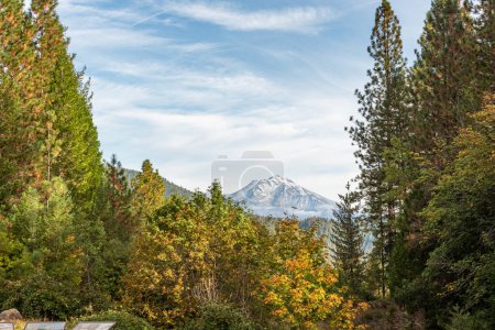 Mount Shasta von Interstate fünf Rastplatz im Herbst mit leicht bewölkten blauen Himmel und Kopierraum gesehen