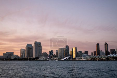 Foto de San Diego, CA. 7 de abril de 2024. Puesta de sol desde la isla de Coronado supervisando el horizonte de la ciudad con espacio para copiar el cielo al atardecer - Imagen libre de derechos