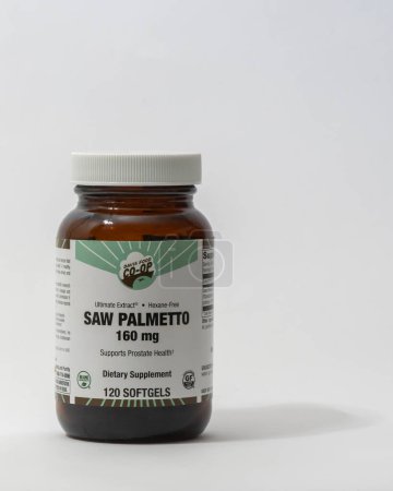 Foto de Davis, CA, 11 de mayo de 2024. Botella de Saw Palmetto para la salud de la próstata, suppement dietético sobre fondo blanco, centrado, vista frontal. - Imagen libre de derechos