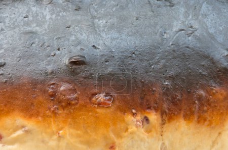Téléchargez les photos : C'est la peau du pain cuit au four à une température trop élevée. - en image libre de droit