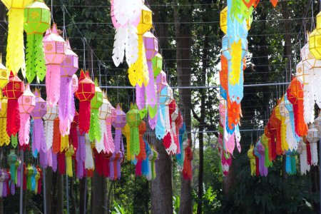 Téléchargez les photos : En Thaïlande dans un temple Pendant la fête du mérite, des lanternes sont décorées. - en image libre de droit