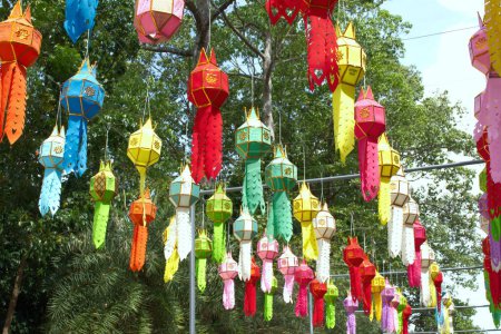 Téléchargez les photos : En Thaïlande dans un temple Pendant la fête du mérite, des lanternes sont décorées. - en image libre de droit