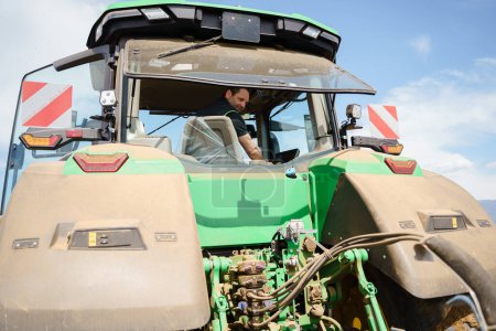 Téléchargez les photos : Un agriculteur utilisant un tracteur pour préparer les champs à la plantation. L'image met en évidence l'importance de la préparation des sols et l'utilisation de techniques et d'équipements agricoles modernes pour obtenir de meilleurs résultats - en image libre de droit