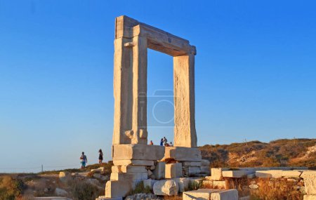Foto de Portara de Naxos - la Gran Puerta - antiguo templo de Apolo en la isla de Naxos Cícladas Grecia - Imagen libre de derechos