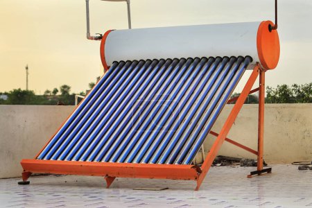 Vue d'un chauffe-eau solaire sur le toit à partir d'une maison au Gujarat, en Inde ou d'un chauffe-eau solaire à tube sous vide non pressurisé compact. système de chauffage solaire avec chauffe-eau solaire évacué, chaudière et radiateur.