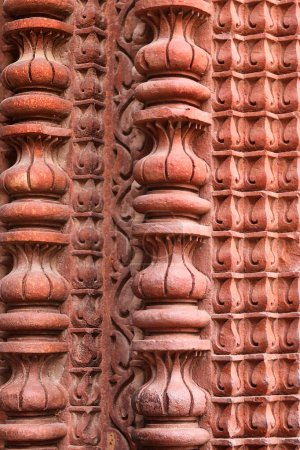 Geometrisches Muster oder dekorative Sandsteinmauer oder Steinschnitzerei gefunden in Qutub Minar Denkmal Alte geschnitzte Gebäude aus rotem Sandstein in Delhi, Indien