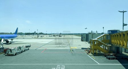 Téléchargez les photos : AÉROPORT DE LINATE, ITALIE - 12 JUIN 2022 : Exploitation de l'aéroport avec des vols commerciaux et privés à réaction - en image libre de droit