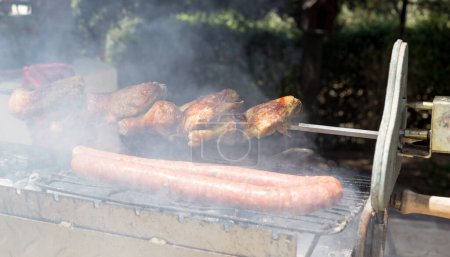 Téléchargez les photos : Barbecue grec typique, avec saucisse et poulet - en image libre de droit