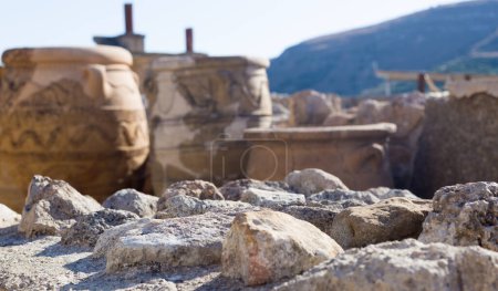 Foto de Antiguas ánforas en el palacio de Knossos en Creta, la isla más grande de Grecia - Imagen libre de derechos