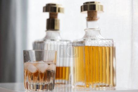 Foto de Botellas de vidrio de lujo con diferentes espíritus alcohólicos en el interior, copiar espacio foto - Imagen libre de derechos