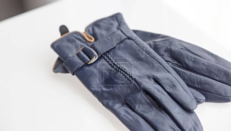 Téléchargez les photos : Gants femme vintage en cuir bleu, thème mode - en image libre de droit