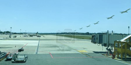 Téléchargez les photos : LINATE AIRPORT, ITALY - CIRCA JUNE 2022: take-off sequence in the second largest hub of Milan, Northern Italy - en image libre de droit