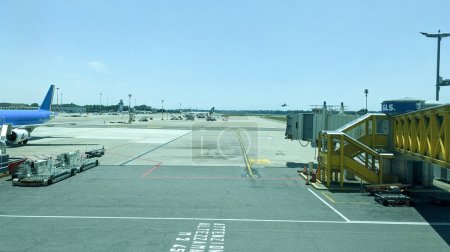 Téléchargez les photos : LINATE AIRPORT, ITALY - CIRCA JUNE 2022: airport operations in the second largest hub of Milan, Northern Italy - en image libre de droit