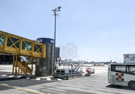 Téléchargez les photos : LINATE AIRPORT, ITALY - CIRCA JUNE 2022: airport operations in the second largest hub of Milan, Northern Italy - en image libre de droit