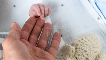 Téléchargez les photos : Cute newborn baby hand; childhood and happiness theme - en image libre de droit