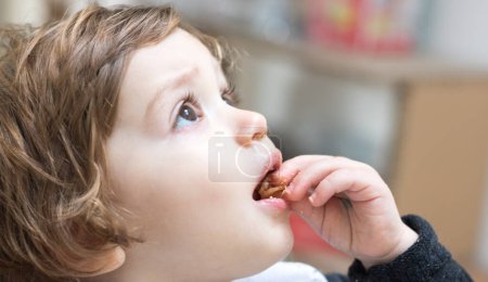 Téléchargez les photos : Bébé de deux ans mangeant des pâtes à la sauce tomate - en image libre de droit