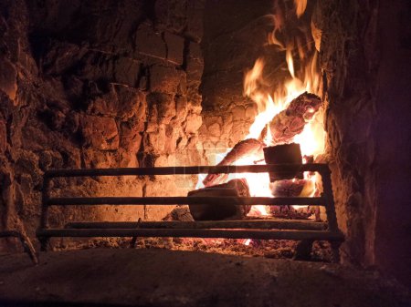 Foto de Chimenea. Acogedora chimenea caliente. Fuego ardiendo, troncos ardiendo, ladrillos de fuego de fondo. Relajación en casa vacaciones de invierno. Tiempo de Navidad - Imagen libre de derechos