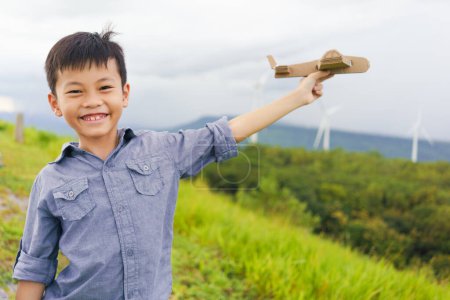 Téléchargez les photos : Asiatique mignon garçon profiter et ludique avec le carton avion sur la montagne. - en image libre de droit