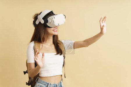 Foto de Concepto de viaje virtual por tecnología metaversa la chica con gafas VR auriculares para explorar el mundo visual con espacio de copia. - Imagen libre de derechos