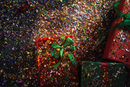 Téléchargez les photos : Fond de paillettes colorées sur la boîte actuelle qui a mis sur le sol. Coffret cadeau pour la veille de Noël et Bonne année. - en image libre de droit