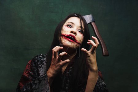 Téléchargez les photos : La fille dans Halloween maquillage effrayant asiatique horreur. - en image libre de droit