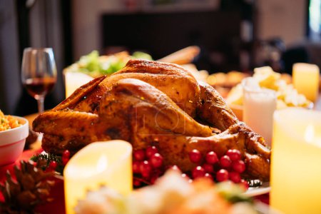 Téléchargez les photos : Dinde de poulet rôtie entière avec sauce aux canneberges sur table en bois avec décoration à thème de Noël. - en image libre de droit