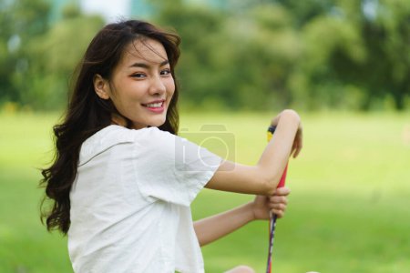 Foto de Retrato de feliz mujer asiática optimista, exitosa, atractiva mujer asiática con una gran sonrisa y confianza, escena inconsciente de la emoción feliz de la joven mujer sana en el estilo de vida natural en el parque - Imagen libre de derechos