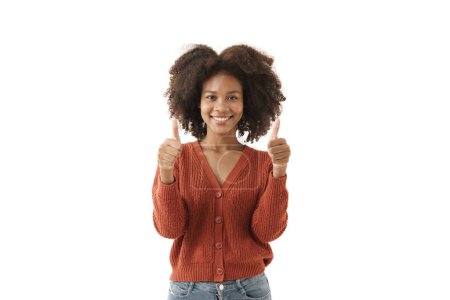 Foto de Mujer negra joven en suéter de punto rojo casual sonriendo y pulgar hacia arriba, imagen con espacio para copiar en el aislamiento fondo blanco. la chica sonrisa y mirando a la cámara. - Imagen libre de derechos