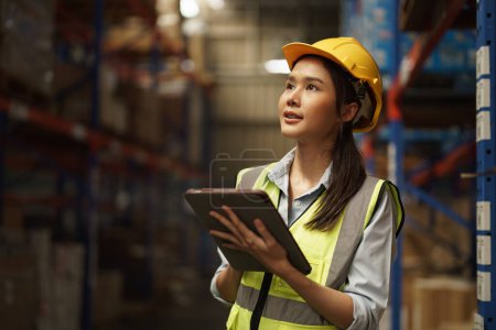Téléchargez les photos : Portrait de femme asiatique superviseur d'entrepôt travail entrepôt de distribution à et la gestion des stocks et de la logistique. - en image libre de droit