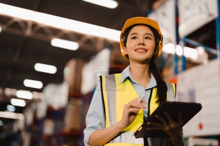 Téléchargez les photos : Portrait de femme asiatique superviseur d'entrepôt travail entrepôt de distribution à et la gestion des stocks et de la logistique. - en image libre de droit