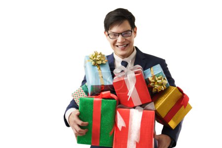 Téléchargez les photos : Asiatique homme d'affaires souriant à la caméra tout en tenant beaucoup de boîte-cadeau. - en image libre de droit