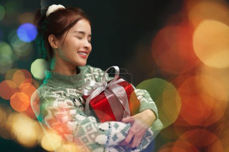 Téléchargez les photos : Heureuses femmes asiatiques aiment préparer des cadeaux de Noël. - en image libre de droit