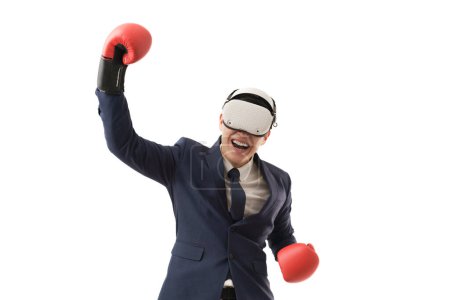 Téléchargez les photos : Concept de réalité virtuelle avec jeune homme d'affaires portant des gants de boxe et des lunettes VR sur sa tête montrent expression passionnante isolé sur fond blanc - en image libre de droit
