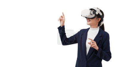 Foto de Joven empresaria con auriculares de realidad virtual. - Imagen libre de derechos