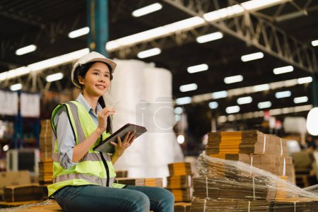 Téléchargez les photos : Portrait de femme asiatique superviseur d'entrepôt travail entrepôt de distribution à la gestion des stocks et de la logistique. - en image libre de droit