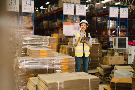 Téléchargez les photos : Portrait d'une superviseure d'entrepôt asiatique travaillant entrepôt de distribution à la gestion des stocks et de la logistique. - en image libre de droit