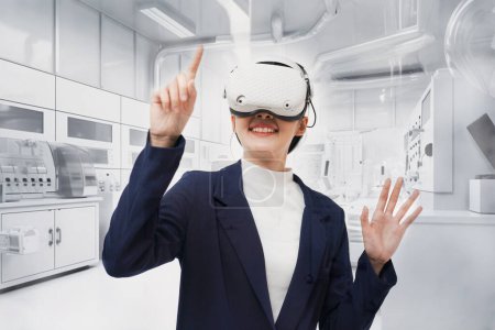 Foto de Empresaria con gafas VR en laboratorio virtual. - Imagen libre de derechos