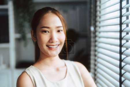 Foto de Retrato de mujer asiática sonriendo mientras mira la cámara. - Imagen libre de derechos
