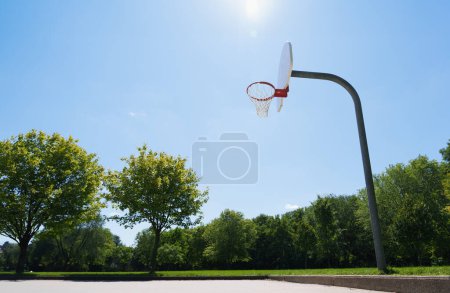 Foto de Deportes al aire libre diversión, cancha de baloncesto bañada en luz del día sol - Imagen libre de derechos