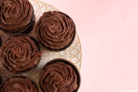 Téléchargez les photos : Chocolate cake with chocolate cream on a pink background. Top view. - en image libre de droit